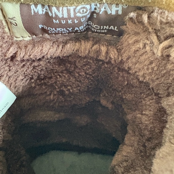 Manitobah mukluks. Youth size 2 - Picture 3 of 3